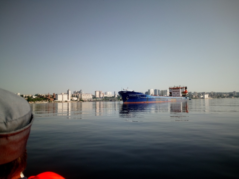 На Волге у Саратова сухогруз с кукурузой сел на мель