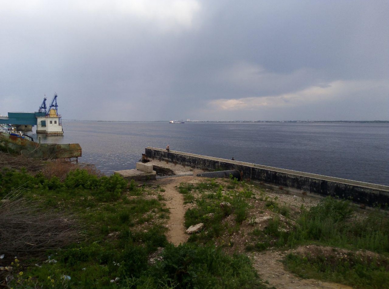 На Волге у Саратова сухогруз с кукурузой сел на мель