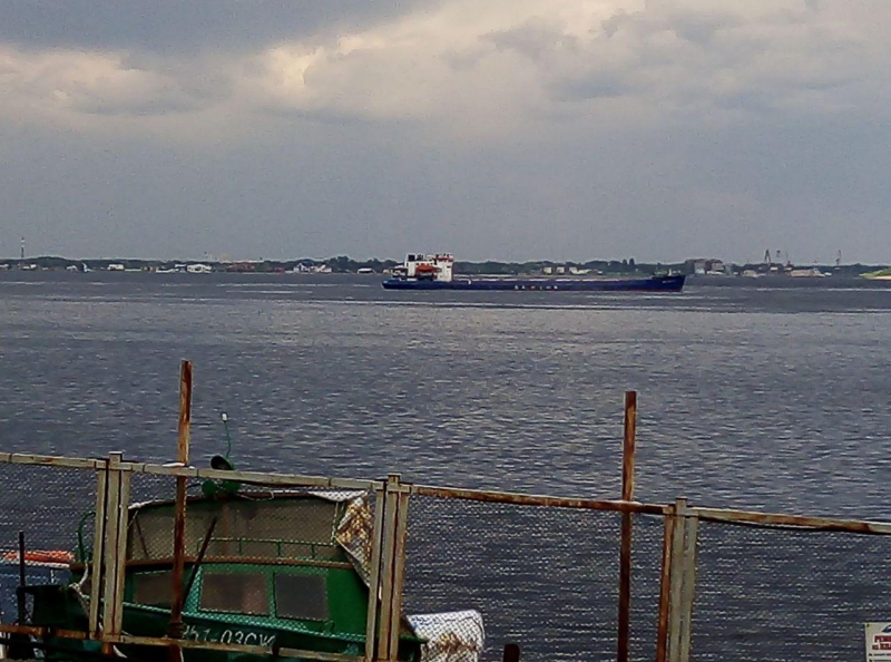 На Волге у Саратова сухогруз с кукурузой сел на мель