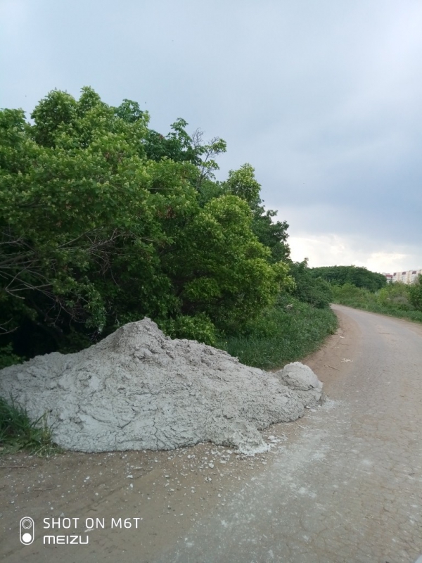 Неизвестные вылили на дорогу цемент возле пруда Семхоз