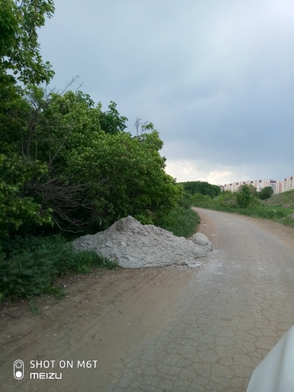 Неизвестные вылили на дорогу цемент возле пруда Семхоз