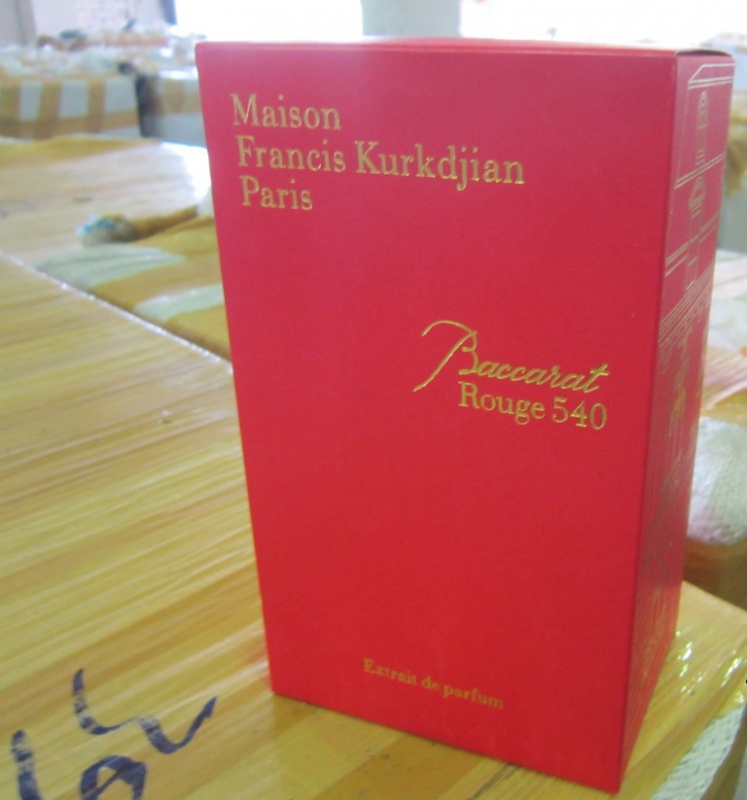 Таможенники изъяли крупную партию поддельных духов