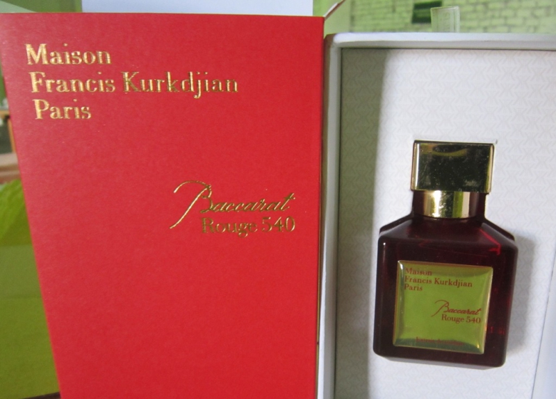 Таможенники изъяли крупную партию поддельных духов