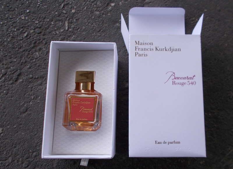 Таможенники изъяли крупную партию поддельных духов