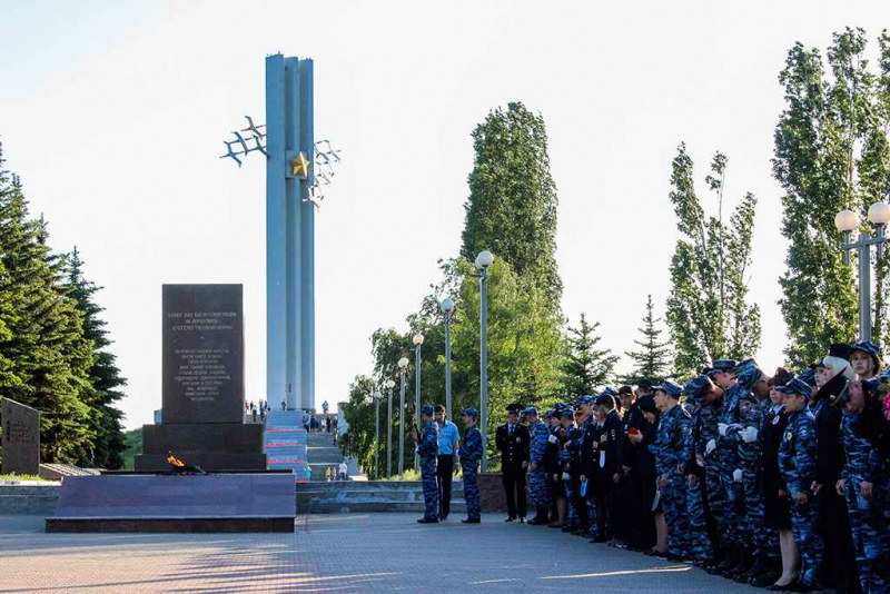 В Саратове проходит слет «Юный друг полиции» с участием тысячи школьников