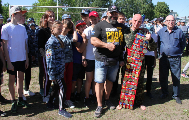 В Саратове проходит слет «Юный друг полиции» с участием тысячи школьников