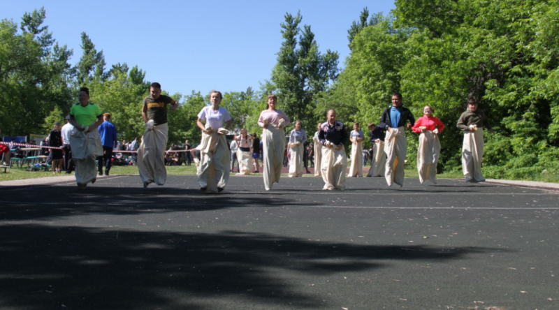 В Саратове проходит слет «Юный друг полиции» с участием тысячи школьников