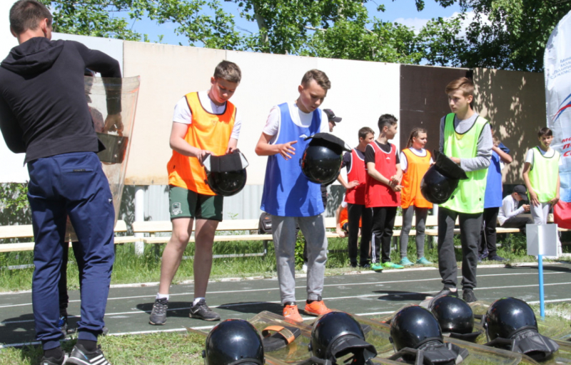В Саратове проходит слет «Юный друг полиции» с участием тысячи школьников