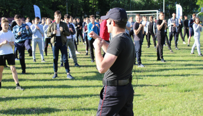 В Саратове проходит слет «Юный друг полиции» с участием тысячи школьников