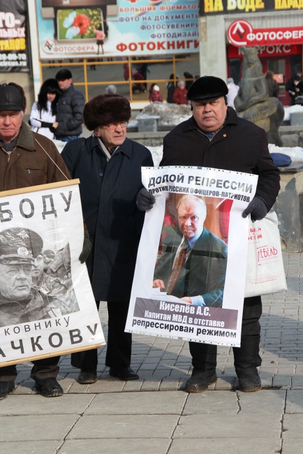 Националисты и антифашисты провели пикеты в поддержку политзаключенных