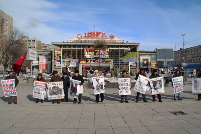 Националисты и антифашисты провели пикеты в поддержку политзаключенных