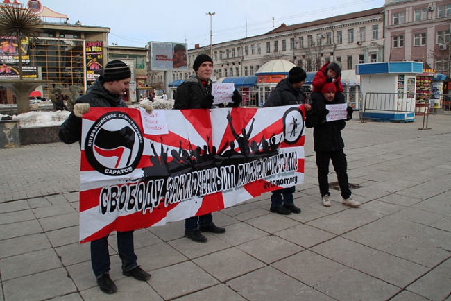 Националисты и антифашисты провели пикеты в поддержку политзаключенных