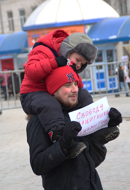 Националисты и антифашисты провели пикеты в поддержку политзаключенных