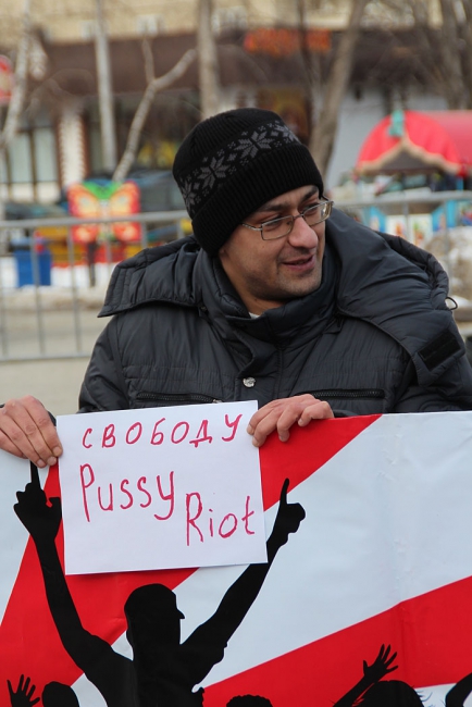 Националисты и антифашисты провели пикеты в поддержку политзаключенных