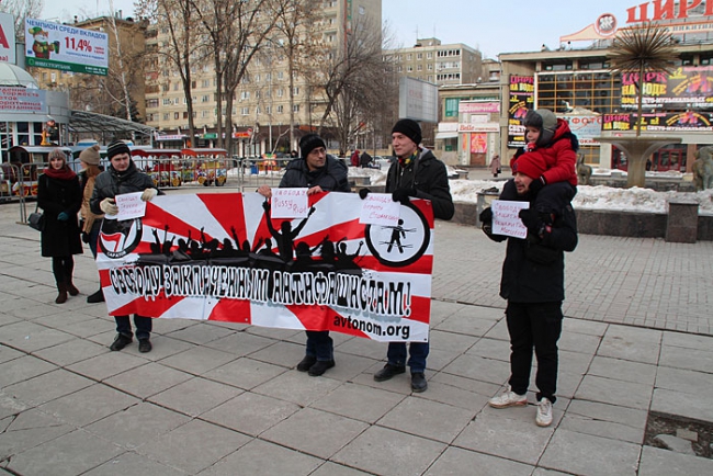 Националисты и антифашисты провели пикеты в поддержку политзаключенных