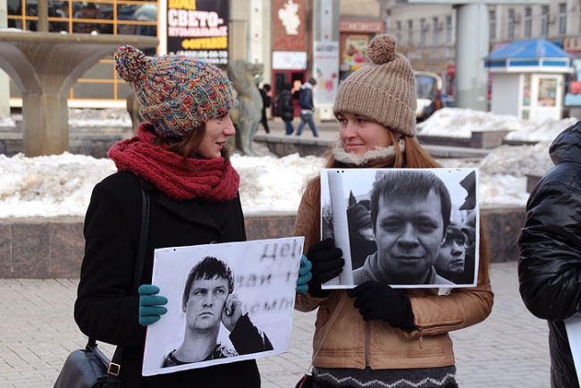 Националисты и антифашисты провели пикеты в поддержку политзаключенных