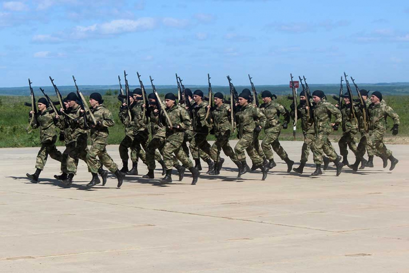 Саратовский слет «Юный друг полиции» завершили на военном полигоне