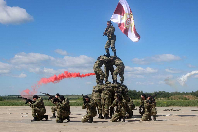 Саратовский слет «Юный друг полиции» завершили на военном полигоне