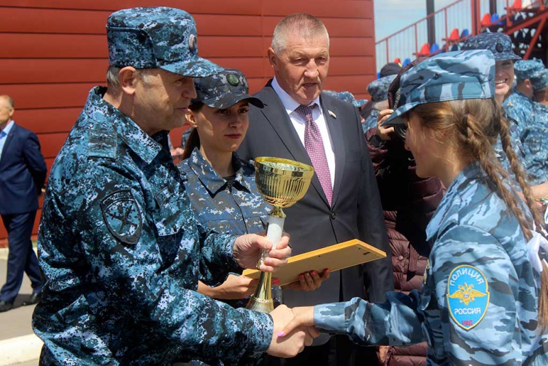 Саратовский слет «Юный друг полиции» завершили на военном полигоне