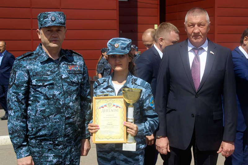 Саратовский слет «Юный друг полиции» завершили на военном полигоне