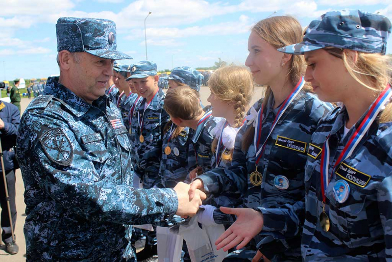 Саратовский слет «Юный друг полиции» завершили на военном полигоне