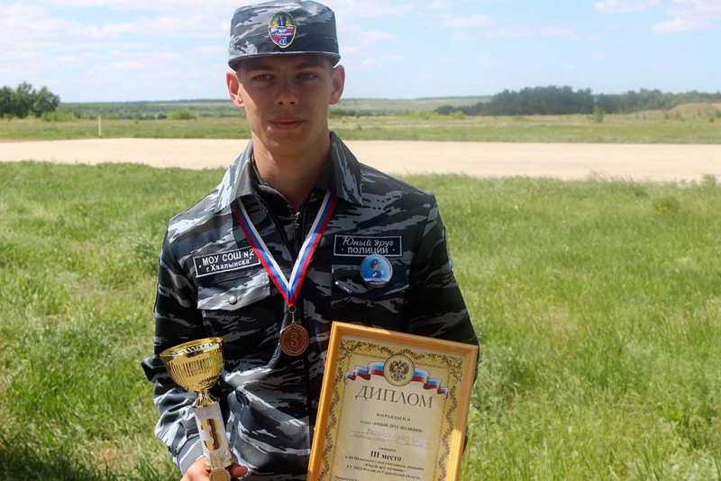 Саратовский слет «Юный друг полиции» завершили на военном полигоне