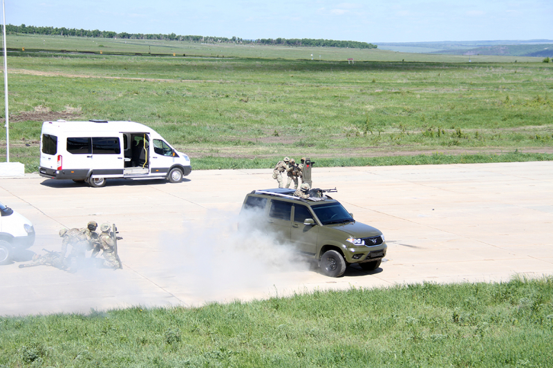 Саратовский слет «Юный друг полиции» завершили на военном полигоне