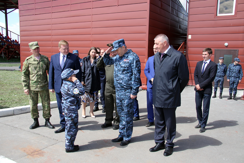 Саратовский слет «Юный друг полиции» завершили на военном полигоне