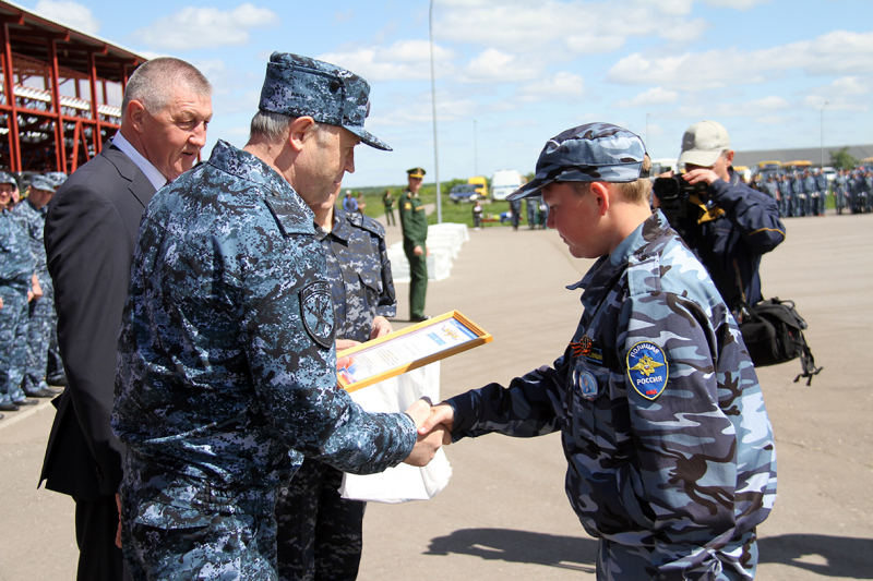 Саратовский слет «Юный друг полиции» завершили на военном полигоне