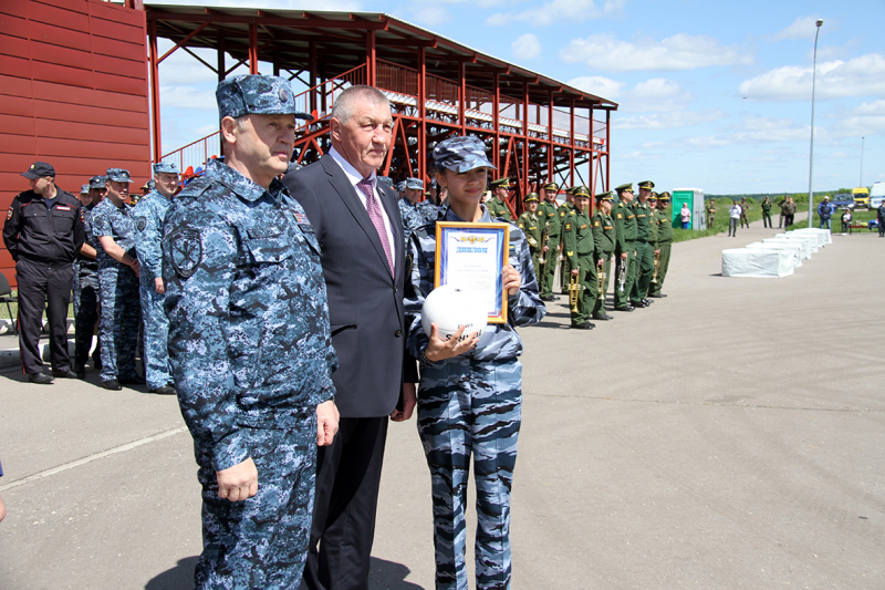 Саратовский слет «Юный друг полиции» завершили на военном полигоне