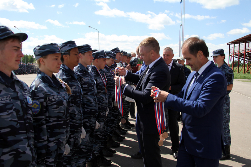 Саратовский слет «Юный друг полиции» завершили на военном полигоне