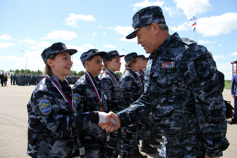 Саратовский слет «Юный друг полиции» завершили на военном полигоне