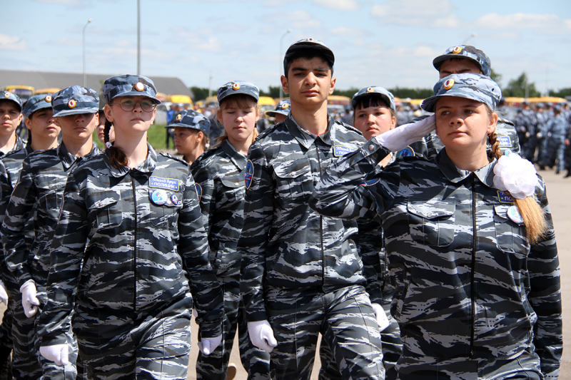 Саратовский слет «Юный друг полиции» завершили на военном полигоне