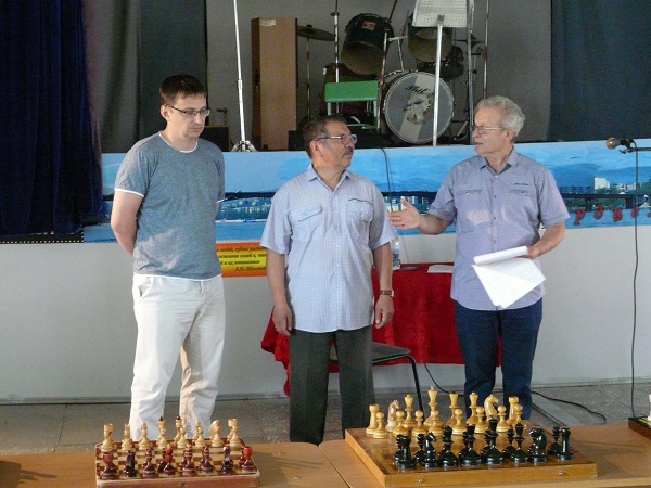 Осужденные сразились в шахматы с гроссмейстером Илюшиным