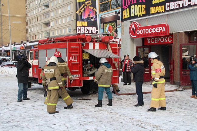 Директор цирка Кузьмин недоволен убедительностью своего кассира при «пожаре»