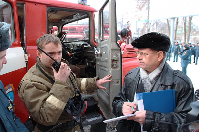 Директор цирка Кузьмин недоволен убедительностью своего кассира при «пожаре»