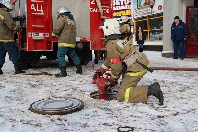 Директор цирка Кузьмин недоволен убедительностью своего кассира при «пожаре»