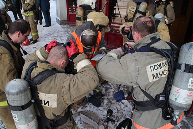 Директор цирка Кузьмин недоволен убедительностью своего кассира при «пожаре»