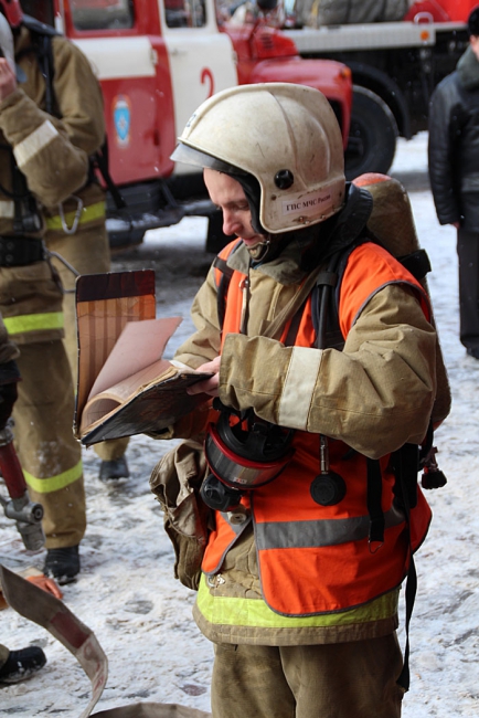 Директор цирка Кузьмин недоволен убедительностью своего кассира при «пожаре»