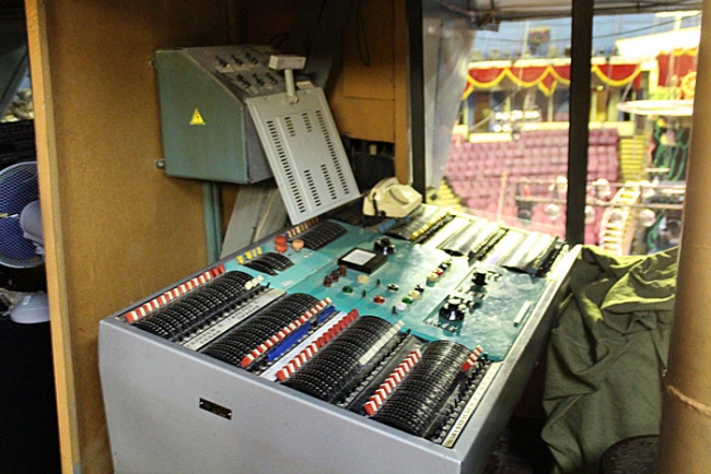 Директор цирка Кузьмин недоволен убедительностью своего кассира при «пожаре»