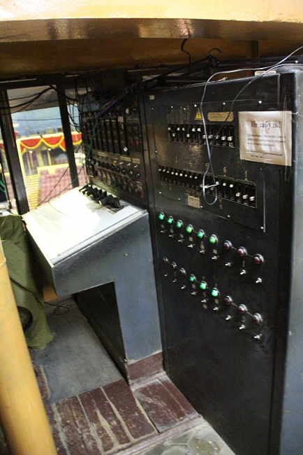 Директор цирка Кузьмин недоволен убедительностью своего кассира при «пожаре»