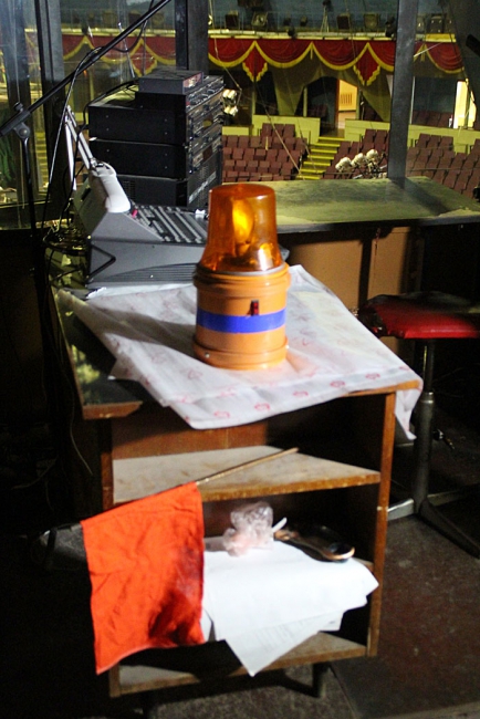 Директор цирка Кузьмин недоволен убедительностью своего кассира при «пожаре»