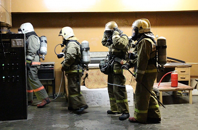 Директор цирка Кузьмин недоволен убедительностью своего кассира при «пожаре»