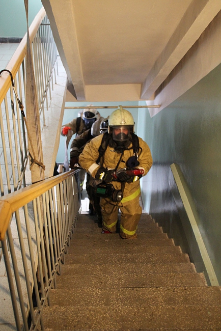 Директор цирка Кузьмин недоволен убедительностью своего кассира при «пожаре»