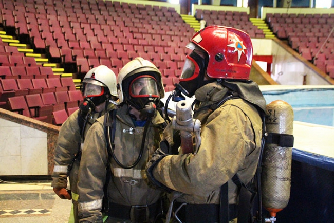 Директор цирка Кузьмин недоволен убедительностью своего кассира при «пожаре»