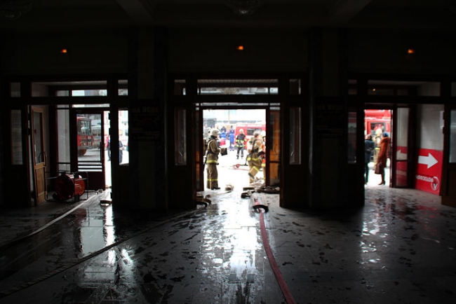 Директор цирка Кузьмин недоволен убедительностью своего кассира при «пожаре»