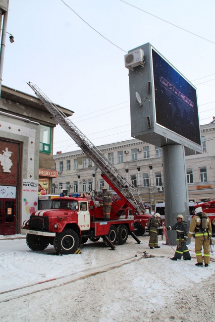 Директор цирка Кузьмин недоволен убедительностью своего кассира при «пожаре»