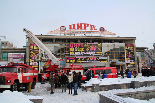 Директор цирка Кузьмин недоволен убедительностью своего кассира при «пожаре»