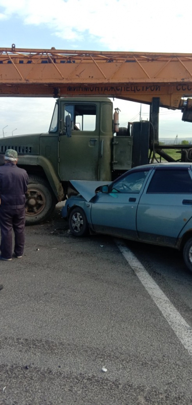 Под Саратовом подъемный кран протаранил «десятку»