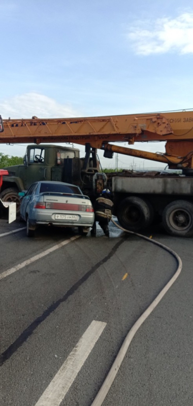 Под Саратовом подъемный кран протаранил «десятку»